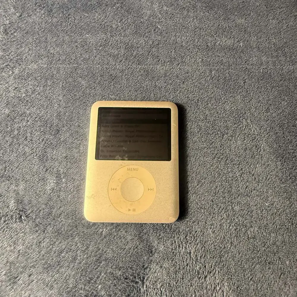 Apple iPod Nano 3rd Generation 4GB Silver